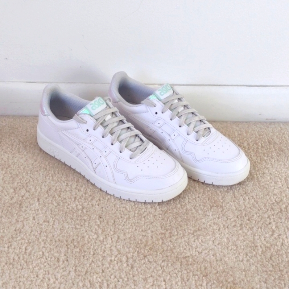 Women's Asics size 7 color white court shoe
